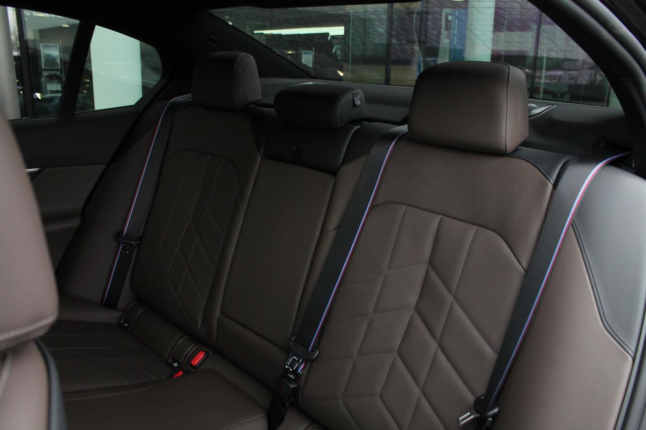 BMW i5 eDrive40 M Sport Automaat / Panoramadak / Trekhaak / Adaptieve LED / Parking Assistant Professional / Stoelventilatie / Comfort Access