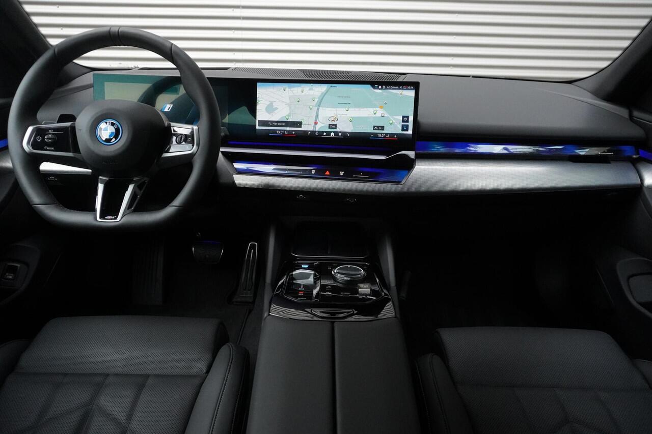 BMW i5 Touring eDrive40 M Sportpakket Pro | Comfort Pack | Trekhaak met elektrisch wegklapbare kogel | Adaptief onderstel professional | Driving Assistant Professional | Harman-Kardon sound system