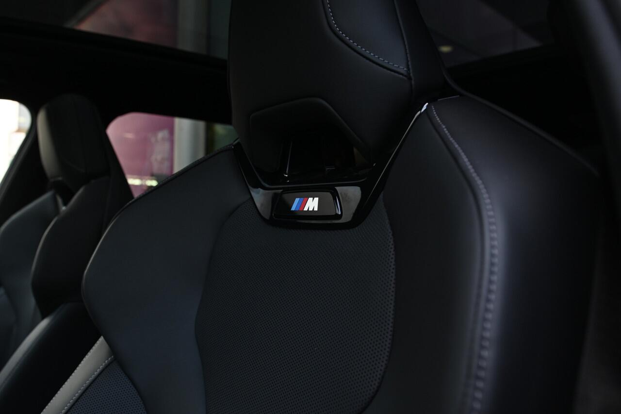 BMW i5 Touring eDrive40 M Sport / Panoramadak / Trekhaak / Bowers & Wilkins / M Multifunctionele Stoelen / Comfort Access / Adaptieve LED / Stoelventilatie