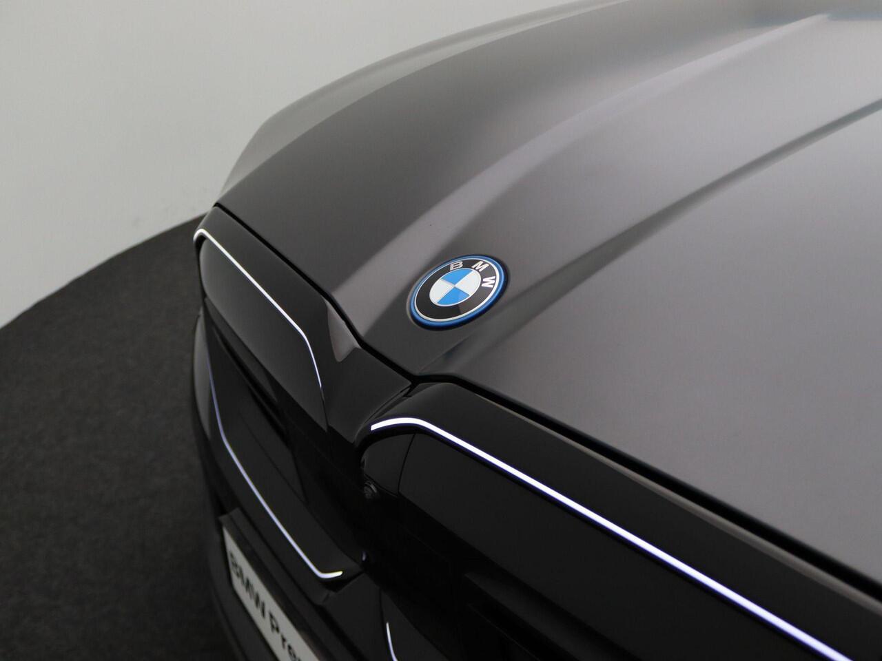 BMW i5 M60 xDrive M Sportpakket Pro | Innovation Pack | Travel Pack | Comfort Pack | Adaptief M Onderstel Professional | Panoramadak | Driving Assistant Professional | Bowers & Wilkins | M Performance Accessoires | 20''