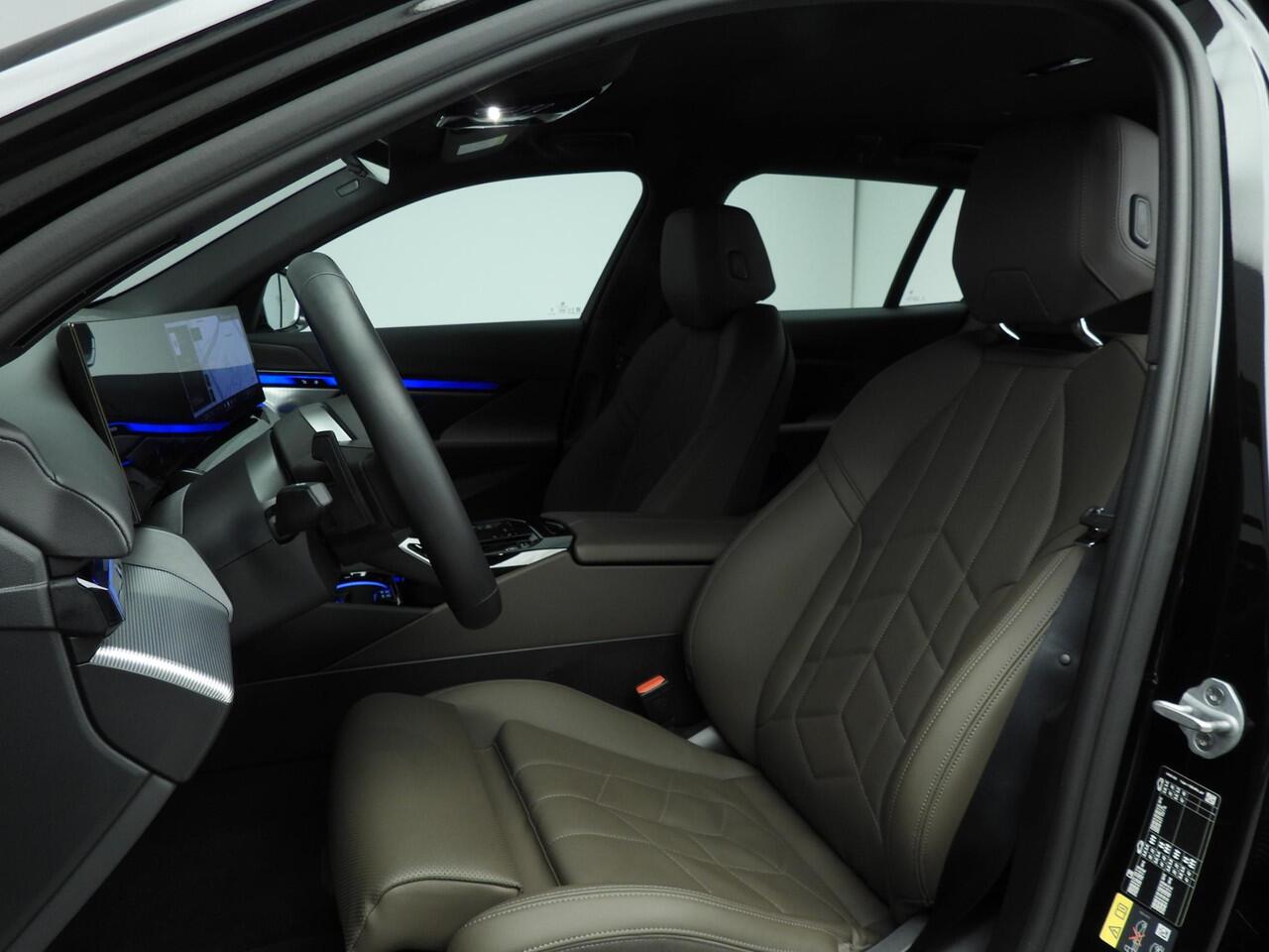 BMW i5 Touring eDrive40 | M-Sportpakket | LED | Leder | Navigatie | Active cruise | Trekhaak | Sportstoelen | DAB | Alu 20 inch