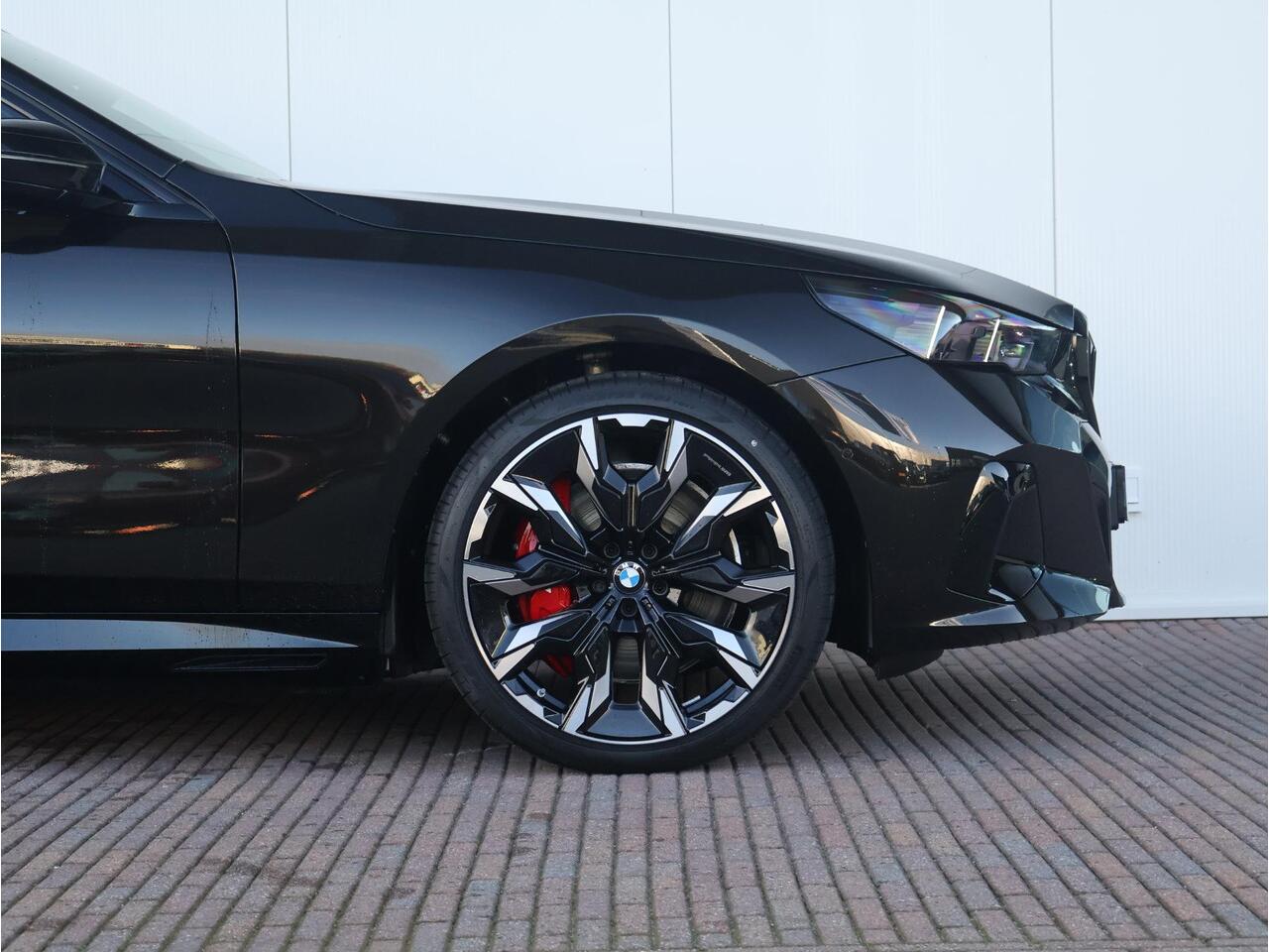 BMW i5 Touring eDrive40 M Sport Edition 84 kWh BMW Individual Lakkleur/ M- Sportpakket Pro/ Comfort Access/ Elektrische Trekhaak/ Panoramadak/ Comfortstoelen/ Bowers & Wilkins/ Driving Assistant Professional