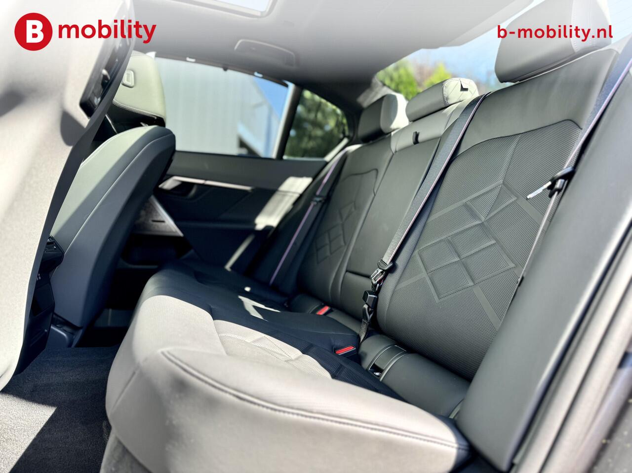 BMW i5 M60 xDrive M Sportpakket Pro Nw.prijs ¤135.592,- Trekhaak | Glazen Panoramadak | Driving Assistant Prof. | Parking Assistant prof. | Bowers & Wilkins Sound System