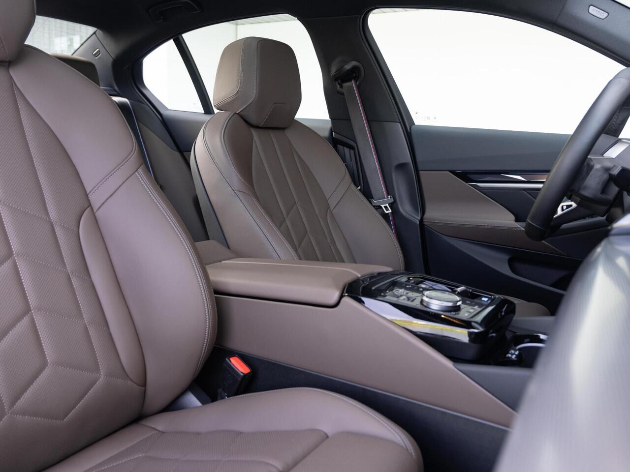 BMW i5 Sedan eDrive40 | M Sportpakket Pro | Travel Pack | Comfort Access | Panoramadak | Harman-Kardon | Stoelverwarming & -ventilatie | Trekhaak | 21''