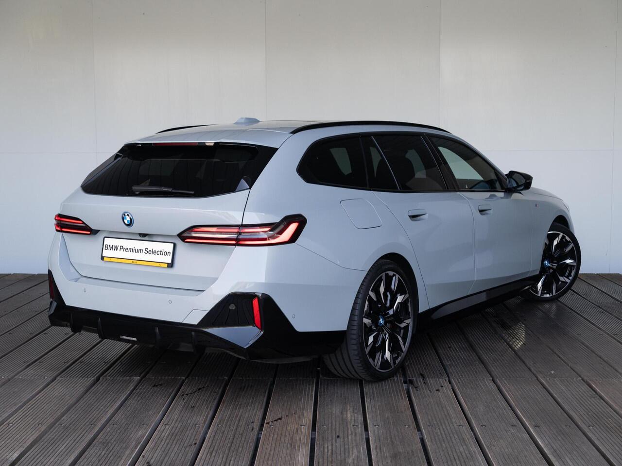 BMW i5 Touring M60 xDrive | M Sportpakket Pro | Innovation Pack | Verwarmd Stuurwiel | Comfort Access | Panoramadak | Stoelverwarming | Bowers & Wilkins | Trekhaak