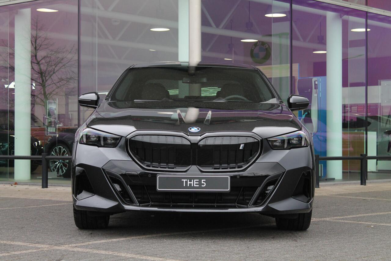 BMW i5 eDrive40 M Sport Automaat / Panoramadak / Trekhaak / Adaptieve LED / Parking Assistant Professional / Stoelventilatie / Comfort Access