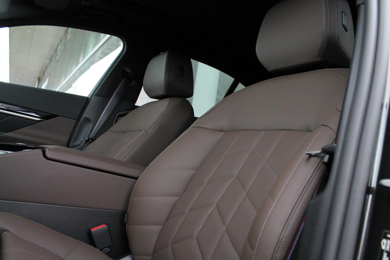 BMW i5 eDrive40 M Sport Automaat / Panoramadak / Trekhaak / Adaptieve LED / Parking Assistant Professional / Stoelventilatie / Comfort Access