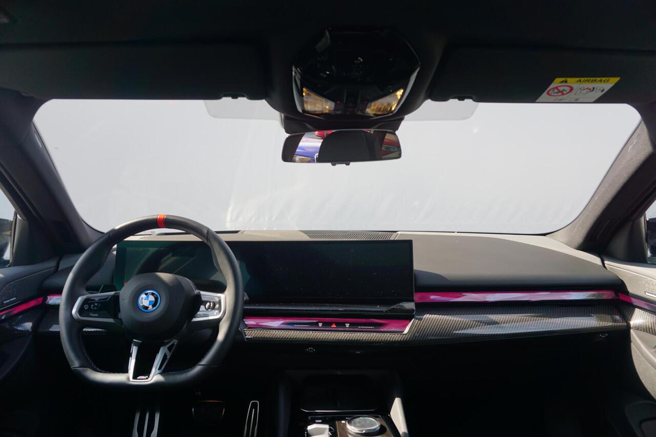 BMW i5 M60 M Sport Pro | Headup / Harman Kardon / Panoramadak / Stoelventilatie / Adaptief onderstel Professional