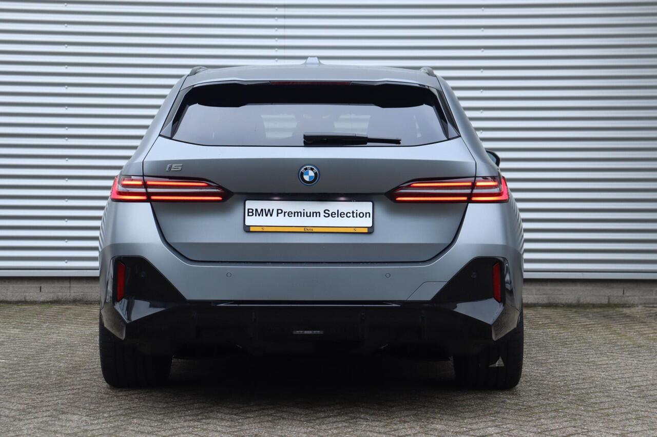 BMW i5 Touring M60 xDrive | M Sportpakket Pro | Trekhaak | Panodak | Driving Assistant Prof. | Parking Assistant Prof. | Bowers & Wilkins Surround Sound | Stoelventilatie | Comfort Pack | Glasapplicatie | Iconic Glow | 21''LMV