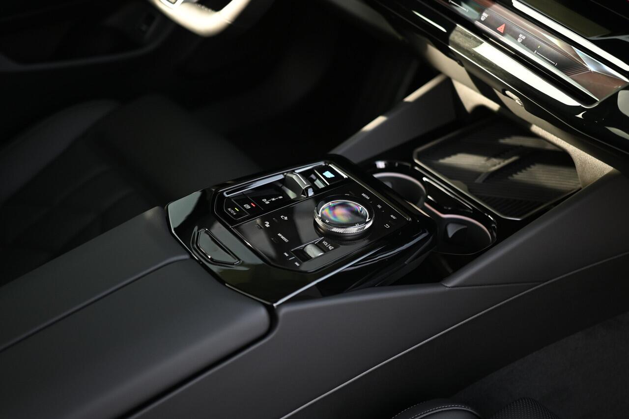 BMW i5 eDrive40 M Sport / Panoramadak / Trekhaak / Bowers & Wilkins / Stoelventilatie / Adaptieve LED / Parking Assistant Plus / Comfort Access