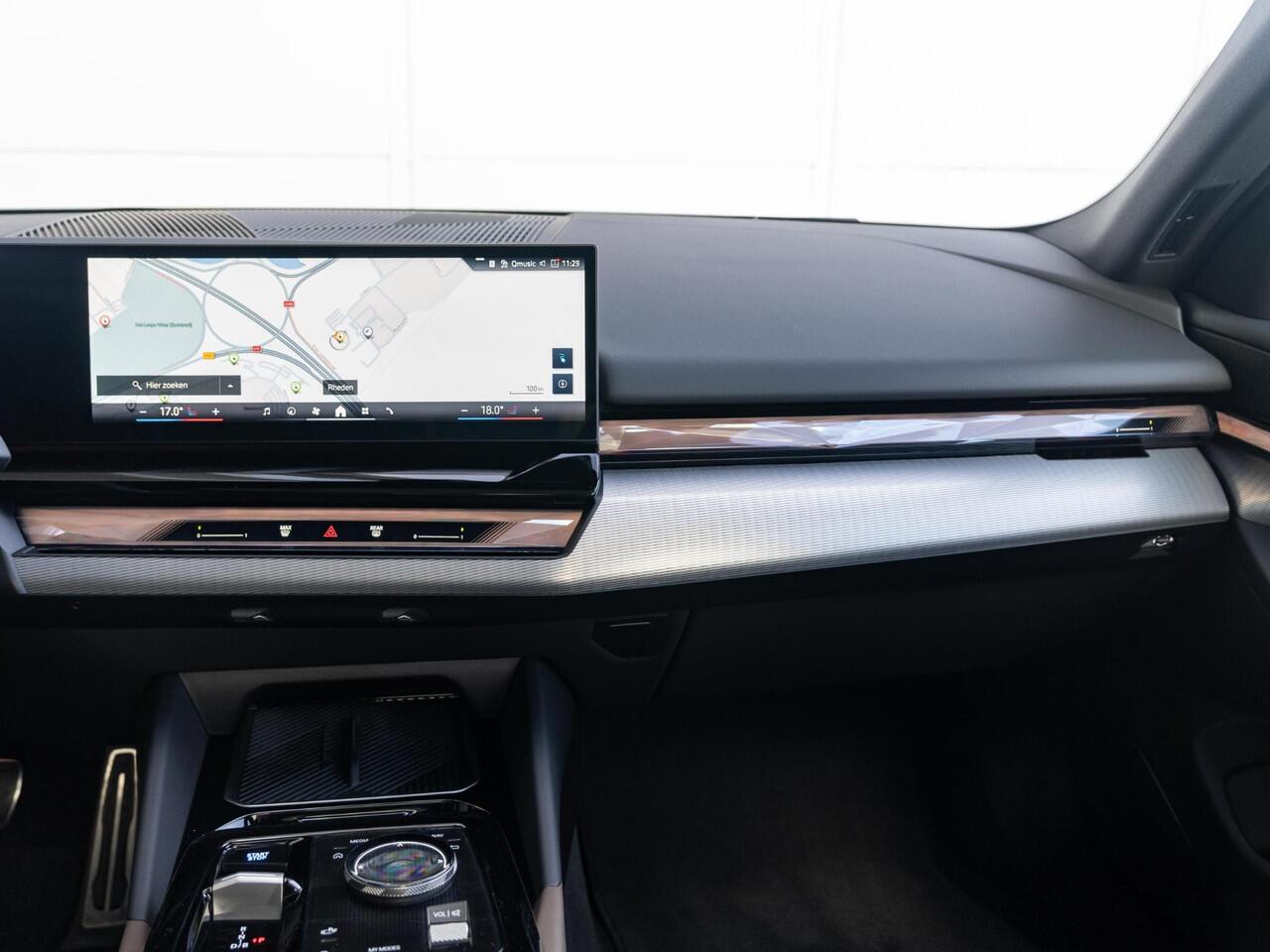 BMW i5 Sedan eDrive40 | M Sportpakket Pro | Travel Pack | Comfort Access | Panoramadak | Harman-Kardon | Stoelverwarming & -ventilatie | Trekhaak | 21''