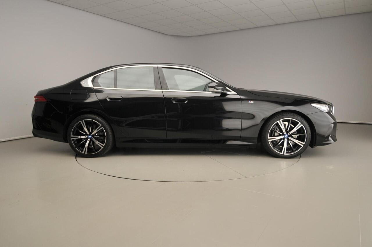 BMW i5 Sedan eDrive40 | M-Sportpakket | LED | Leder | HUD | Schuifdak | Trekhaak | Comfortzetels | Active cruise | DAB | Harman-kardon sound | Alu 20 inch
