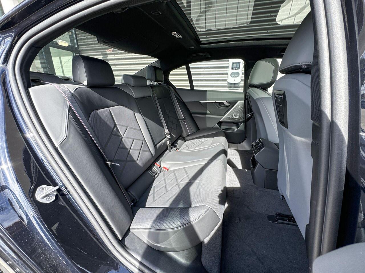 BMW i5 Sedan eDrive40 M Sportpakket Pro / Innovation Pack / Travel Pack / Comfort Pack / Trekhaak / Panoramadak