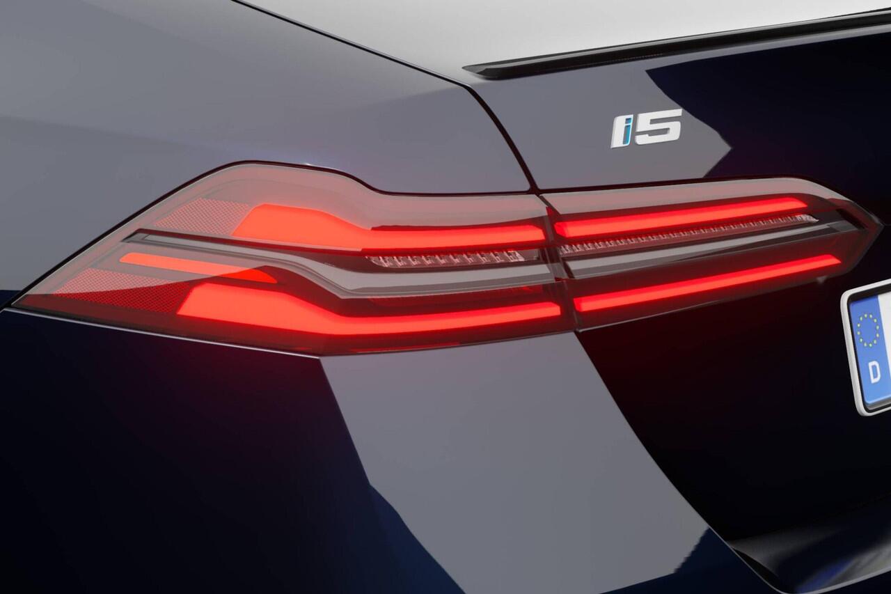 BMW i5 Sedan eDrive40 M Sport Edition | M Sport Pro | Travel Pack | Trekhaak | Extra getint glas | VPLD | Showroomvoordeel | ElectricDeals