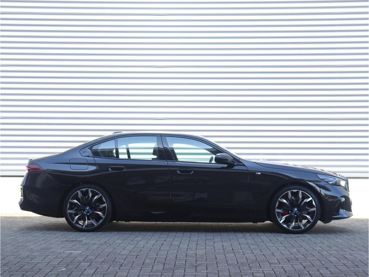 BMW i5 eDrive40 | M Sportpakket Pro | Comfort Pack | Driving Assistant Plus | Bowers & Wilkins | Iconic Glow | 20'' LMV | Ekris Selection