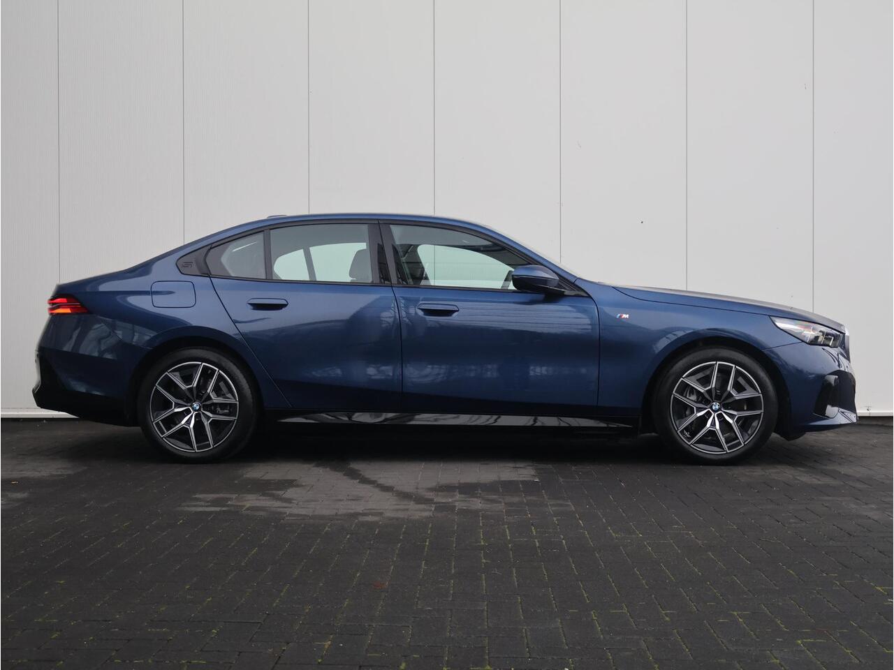 BMW i5 eDrive40 M Sport Edition 84 kWh M Sportpakket/ Achteruitrijcamera/ Stoelventilatie/ Harman-Kardon/ Driving Assistant Plus/ Elektrisch verstelbare stoelen/ Stoelverwarming