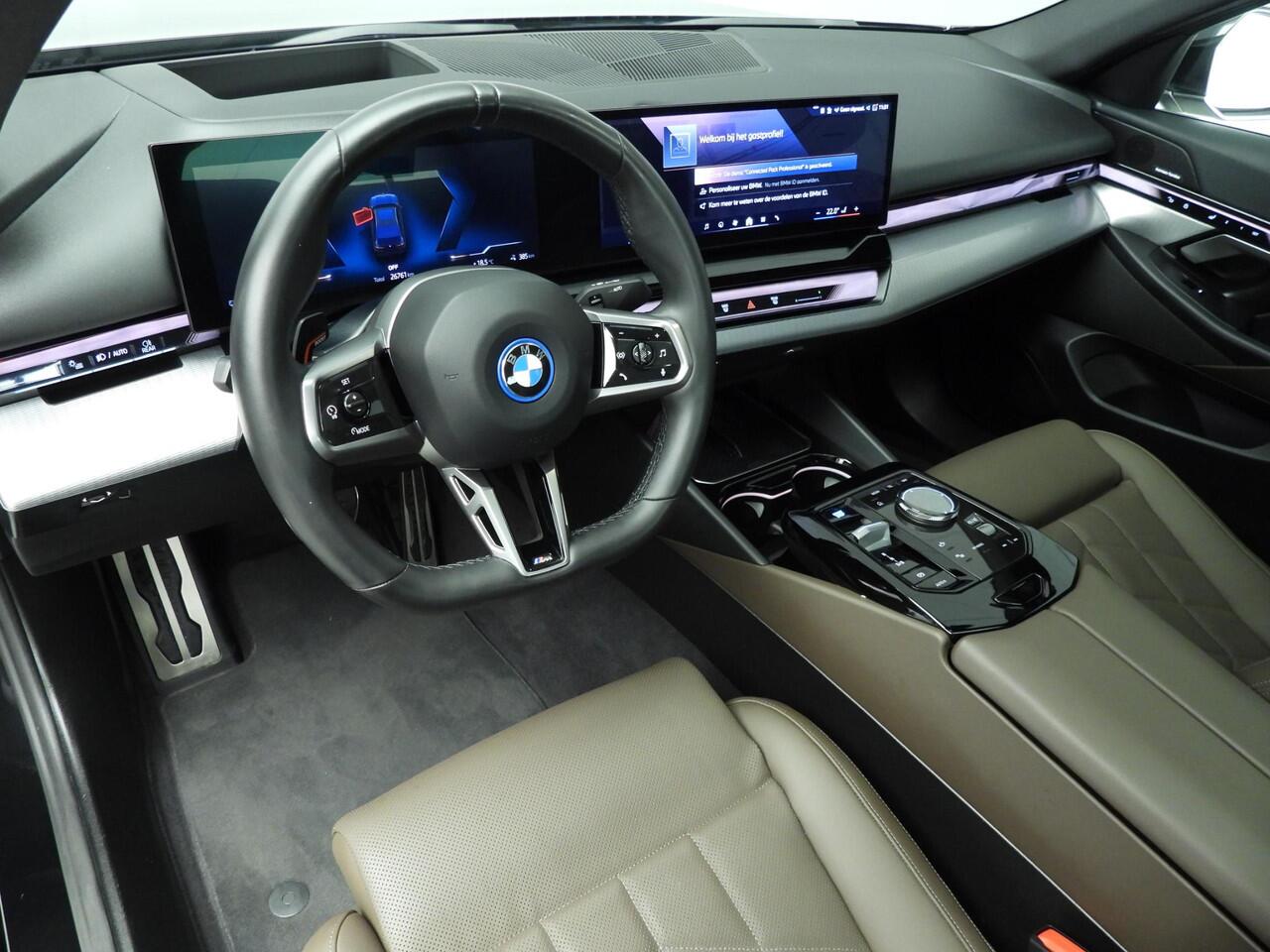 BMW i5 Sedan eDrive40 84 kWh | M-Sportpakket | LED | HUD | Panoramadak | Trekhaak | Active cruise | DAB | Harman-kardon sound | Alu 20 inch