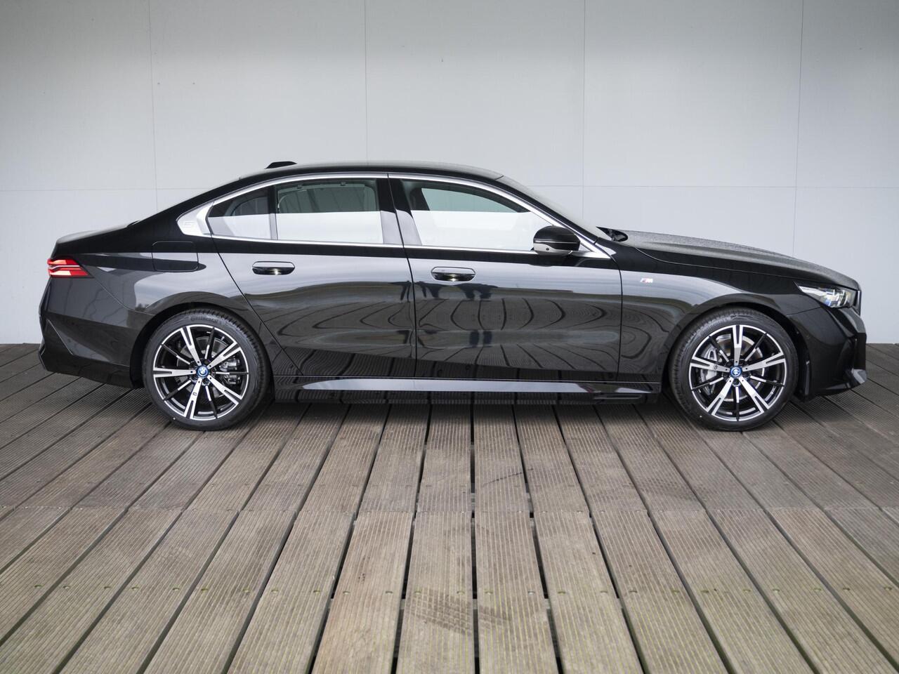 BMW i5 eDrive40 M Sportpakket 20'' / Panoramadak / Comfortstoelen / Harman Kardon / Trekhaak | Ekris Selection