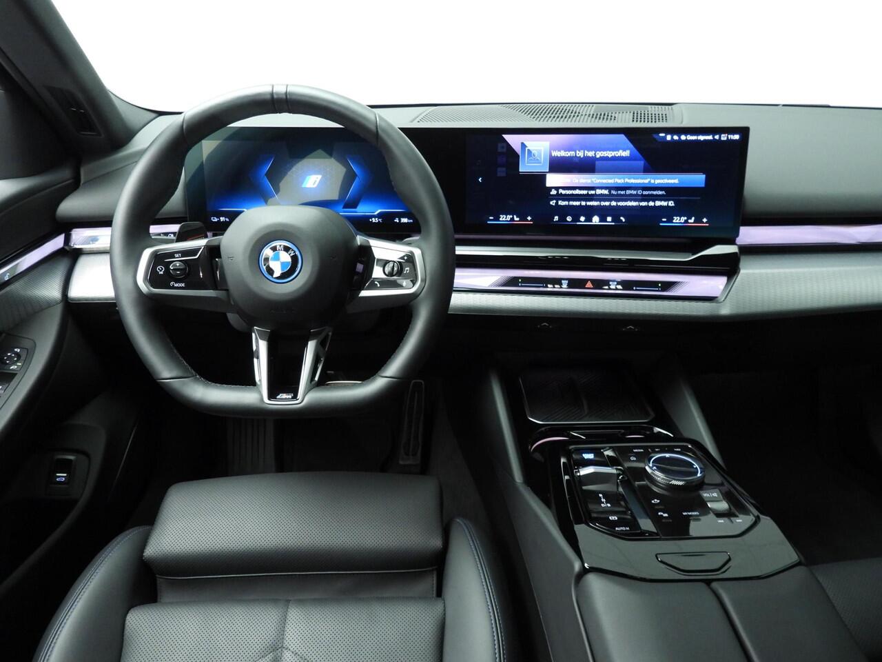 BMW i5 Touring eDrive40 | M-Sportpakket | LED | Navigatie | Active cruise | Trekhaak | Sportstoelen | DAB | Alu 19 inch