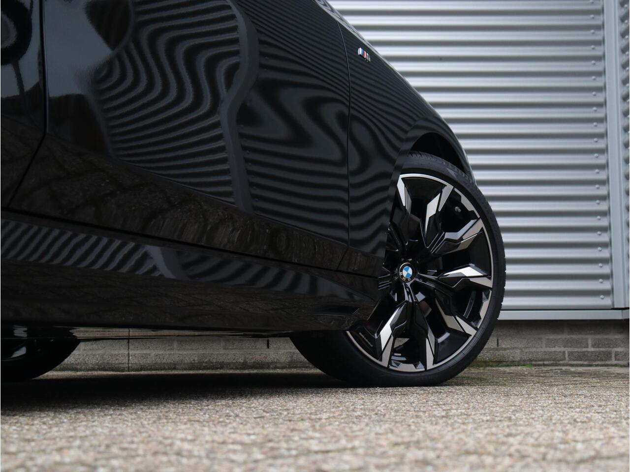 BMW i5 Touring M60 xDrive M Sportpakket Pro | Innovation Pack | Travel Pack | Iconic Glow | Showroom Selection