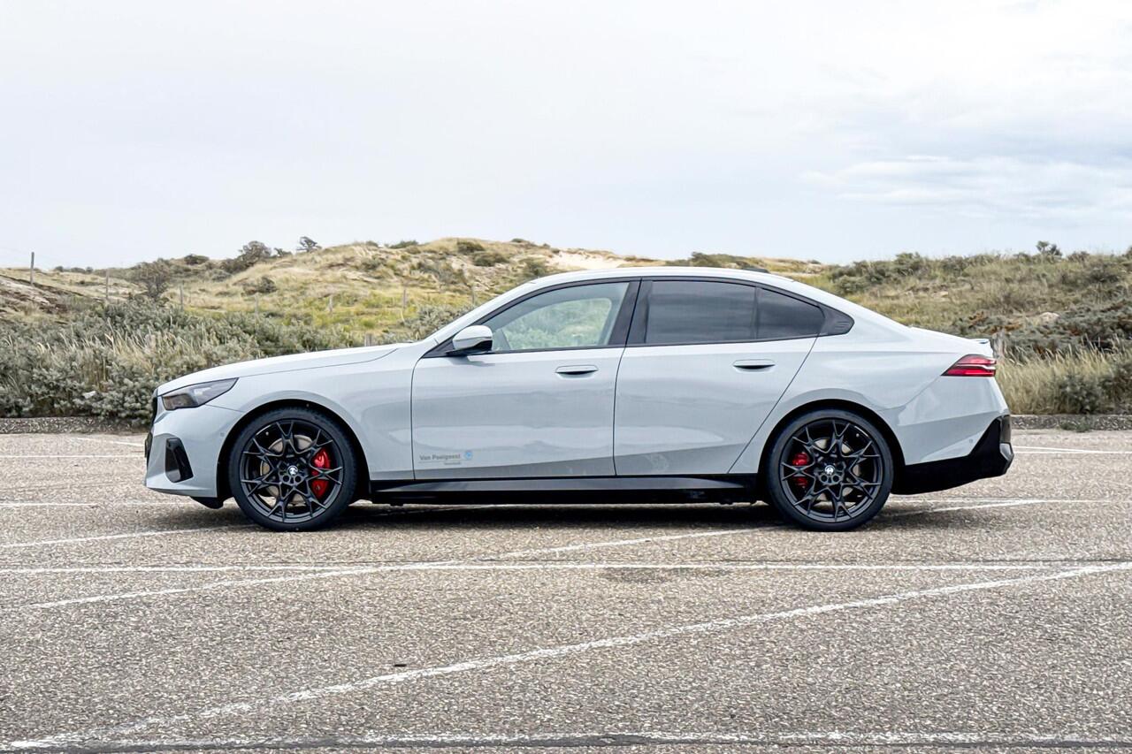 BMW i5 Sedan eDrive40 M Sport Edition | M Sport | Glazen Panoramadak | Head-up Display | Stoelventilatie | M Performance wielen