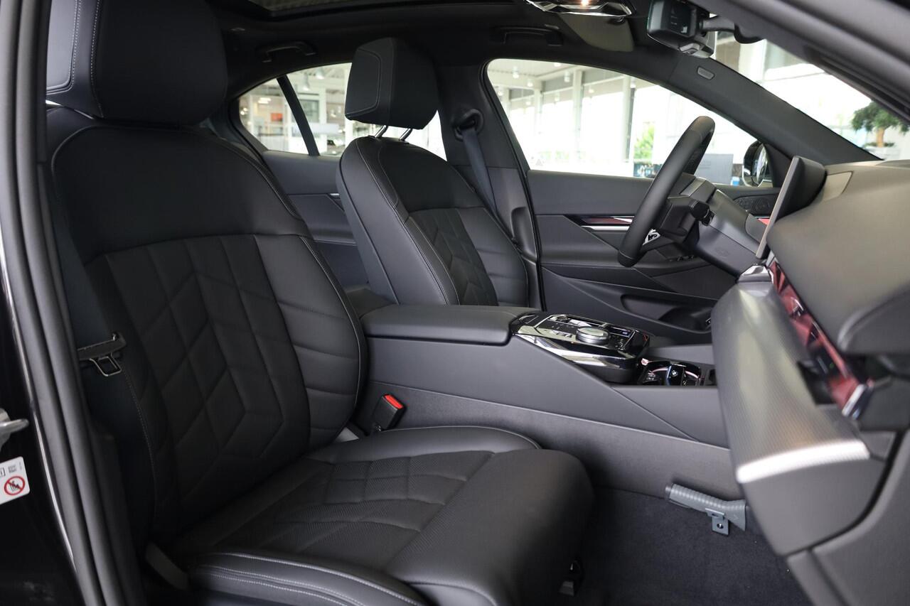 BMW i5 eDrive40 | M Sportpakket | Glazen Panoramadak | Trekhaak Elektrisch | Stuur- en stoelverwarming | Head-Up Display | Harman Kardon