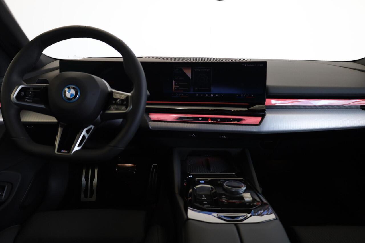 BMW i5 eDrive40 | M Sportpakket | Glazen Panoramadak | Trekhaak Elektrisch | Stuur- en stoelverwarming | Head-Up Display | Harman Kardon