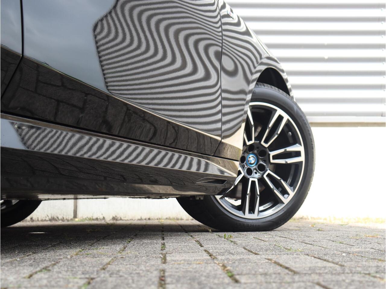 BMW i5 Touring eDrive40 | M Sportpakket Pro | Trekhaak | Driving Assistant Prof. | Adaptief M Onderstel Prof. | Harman Kardon | Head-Up | Parking Assistant Plus | Comfortstoelen | 19'' LMV