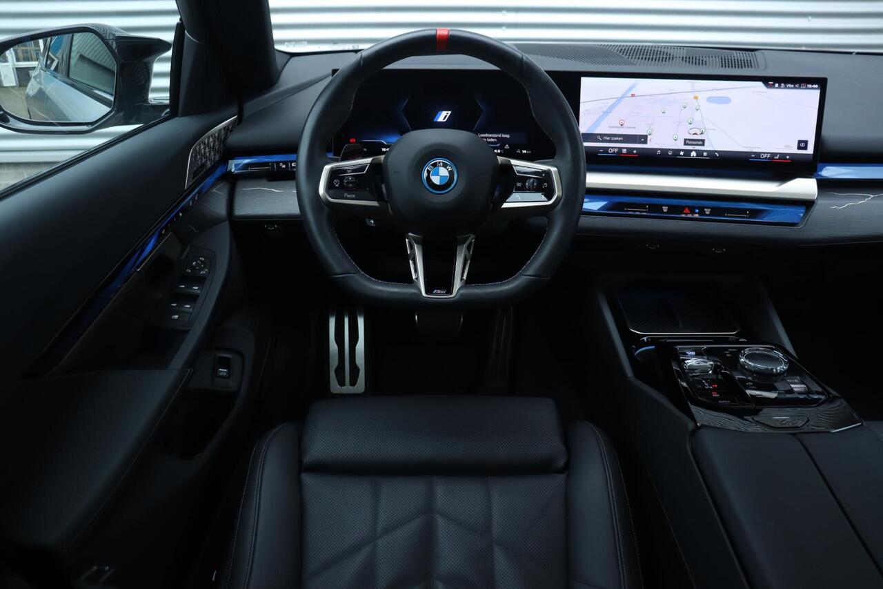 BMW i5 Touring M60 xDrive | M Sportpakket Pro | Trekhaak | Panodak | Driving Assistant Prof. | Parking Assistant Prof. | Bowers & Wilkins Surround Sound | Stoelventilatie | Comfort Pack | Glasapplicatie | Iconic Glow | 21''LMV