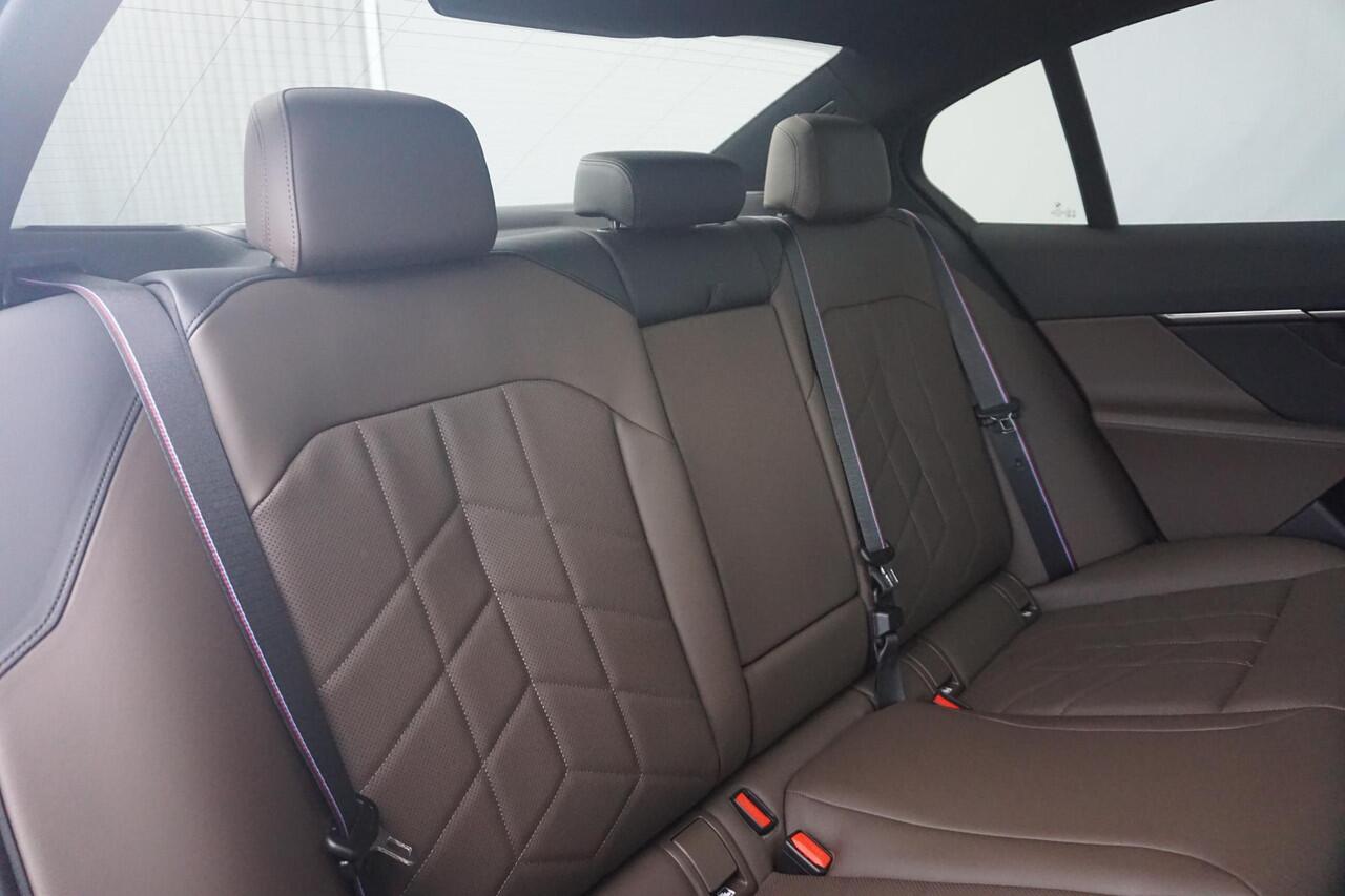 BMW i5 eDrive40 M Sportpakket Pro 20'' / Panoramadak / Stoelventilatie / Bowers & Wilkins / Trekhaak