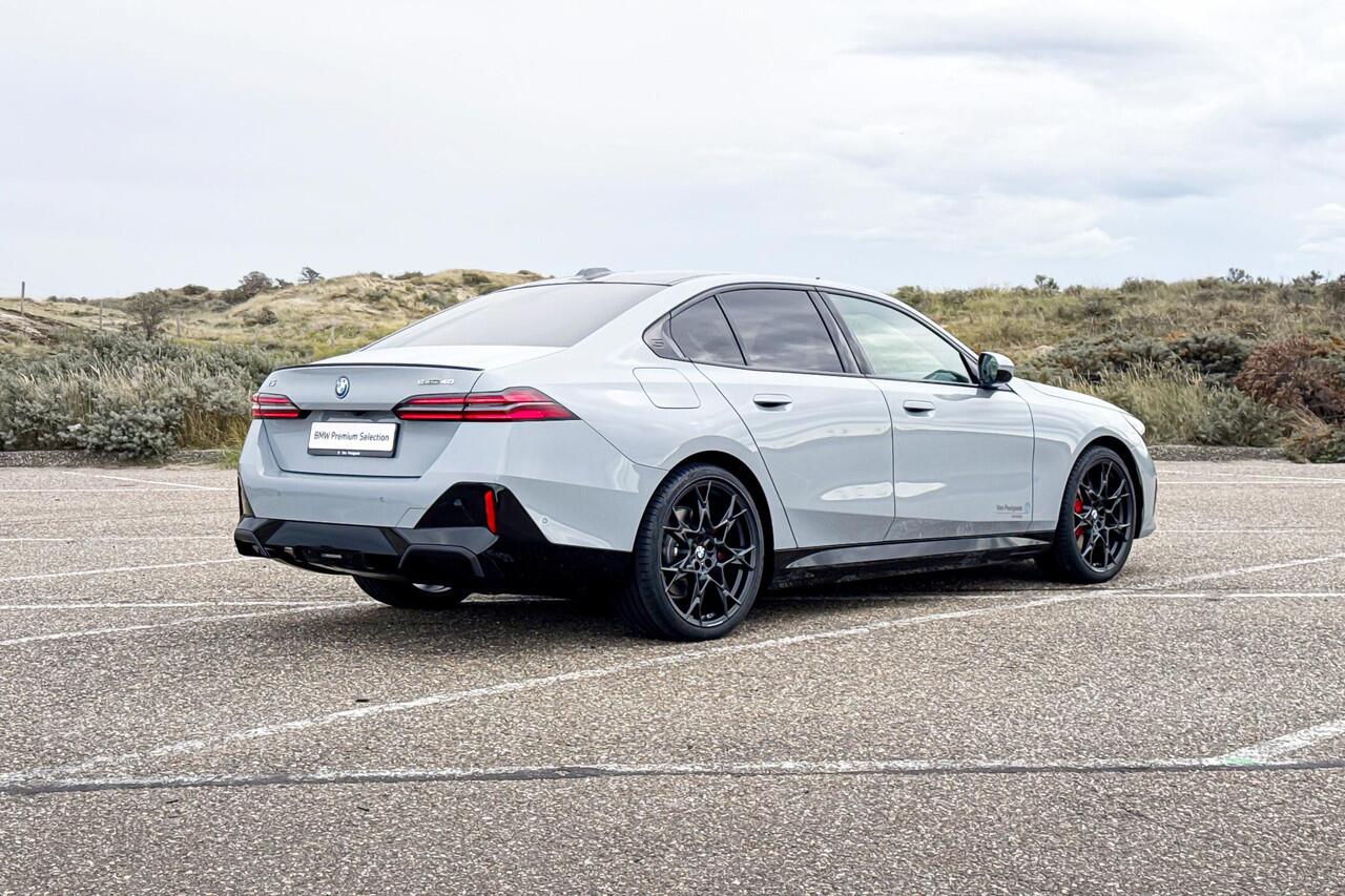 BMW i5 Sedan eDrive40 M Sport Edition | M Sport | Glazen Panoramadak | Head-up Display | Stoelventilatie | M Performance wielen