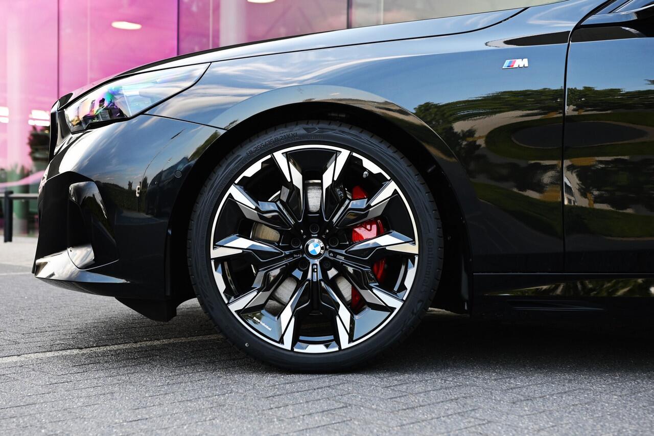 BMW i5 Touring eDrive40 M Sport / Panoramadak / Trekhaak / Bowers & Wilkins / M Multifunctionele Stoelen / Comfort Access / Adaptieve LED / Stoelventilatie