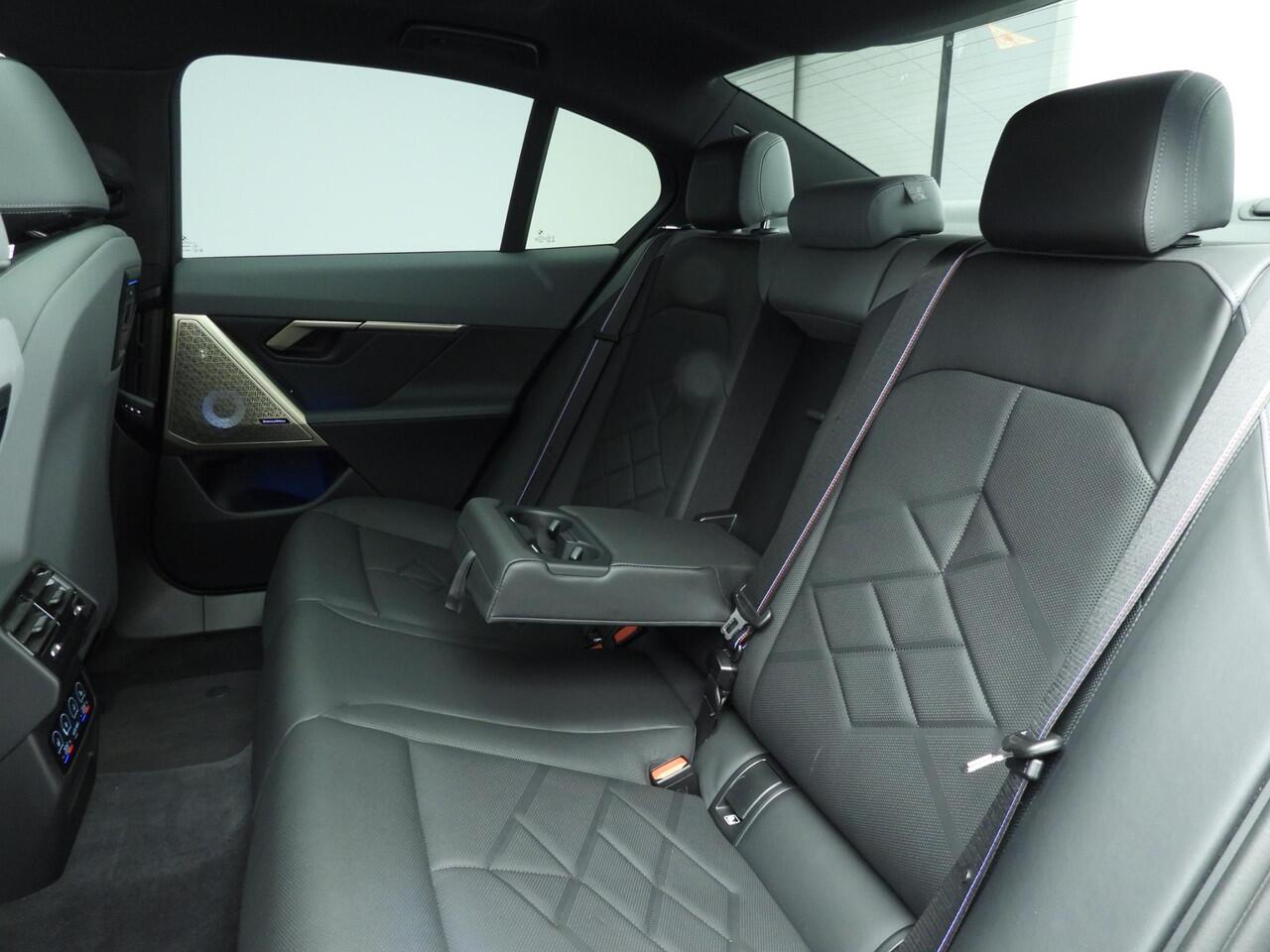 BMW i5 Sedan M60 xDrive 84 kWh | M-Sportpakket | LED | Leder | HUD | Panoramadak | Active cruise | DAB | Bowers @ Wilkins sound | Alu 20 inch