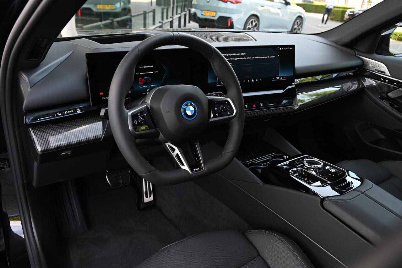 BMW i5 Touring eDrive40 M Sport / Panoramadak / Trekhaak / Bowers & Wilkins / M Multifunctionele Stoelen / Comfort Access / Adaptieve LED / Stoelventilatie