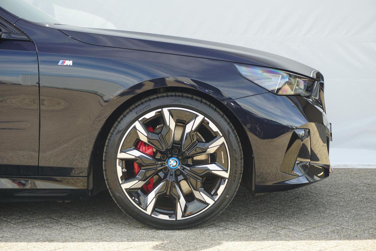 BMW i5 M60 M Sport Pro | Headup / Harman Kardon / Panoramadak / Stoelventilatie / Adaptief onderstel Professional