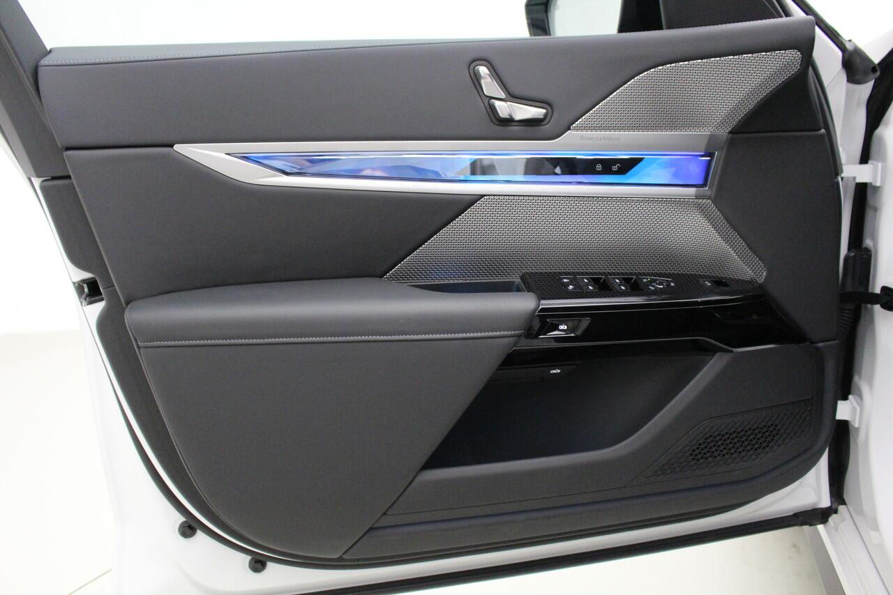 BMW i7 eDrive50 M-Sport | Two Tone Black Wrap | Iconic Glow kristalkoplampen+Grille | Individual interior | Connoisseur Pack | Panorama | Elek. open/sluiten portieren | 21" Individual