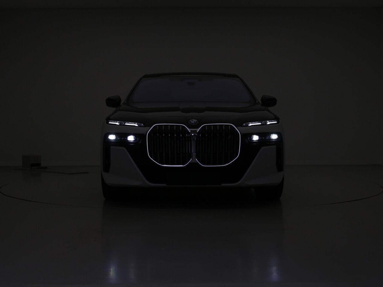 BMW i7 eDrive50 M-Sport | Two Tone Black Wrap | Iconic Glow kristalkoplampen+Grille | Individual interior | Connoisseur Pack | Panorama | Elek. open/sluiten portieren | 21" Individual