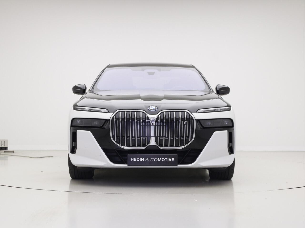 BMW i7 eDrive50 M-Sport | Two Tone Black Wrap | Iconic Glow kristalkoplampen+Grille | Individual interior | Connoisseur Pack | Panorama | Elek. open/sluiten portieren | 21" Individual