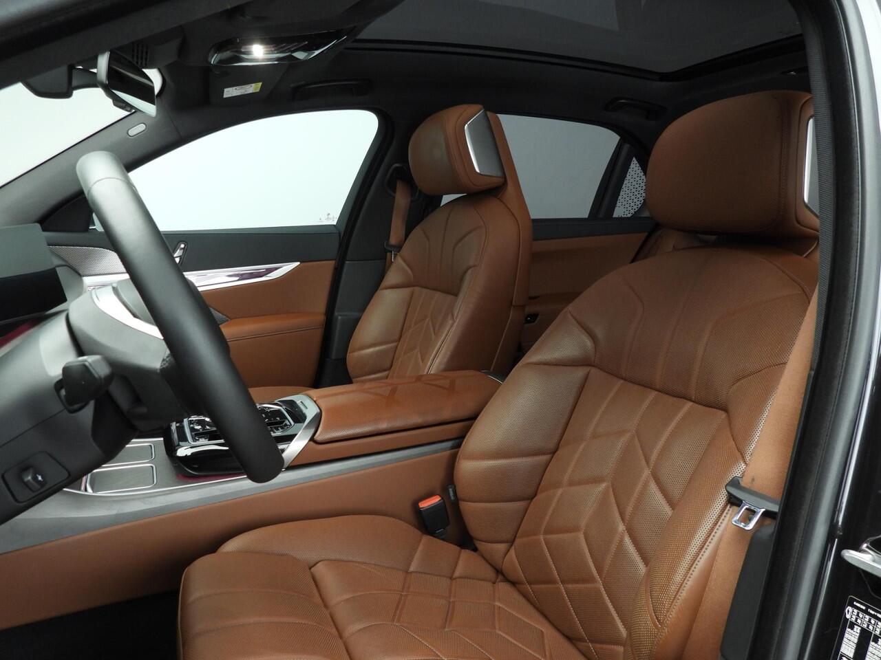 BMW i7 xDrive60 | LED | HUD | Active cruise | Active steering | Comfortzetels | DAB | Alu 20 inch