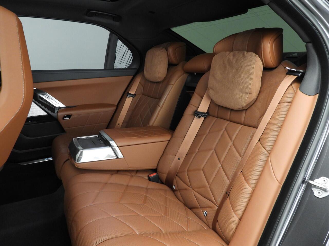 BMW i7 xDrive60 | LED | HUD | Active cruise | Active steering | Comfortzetels | DAB | Alu 20 inch