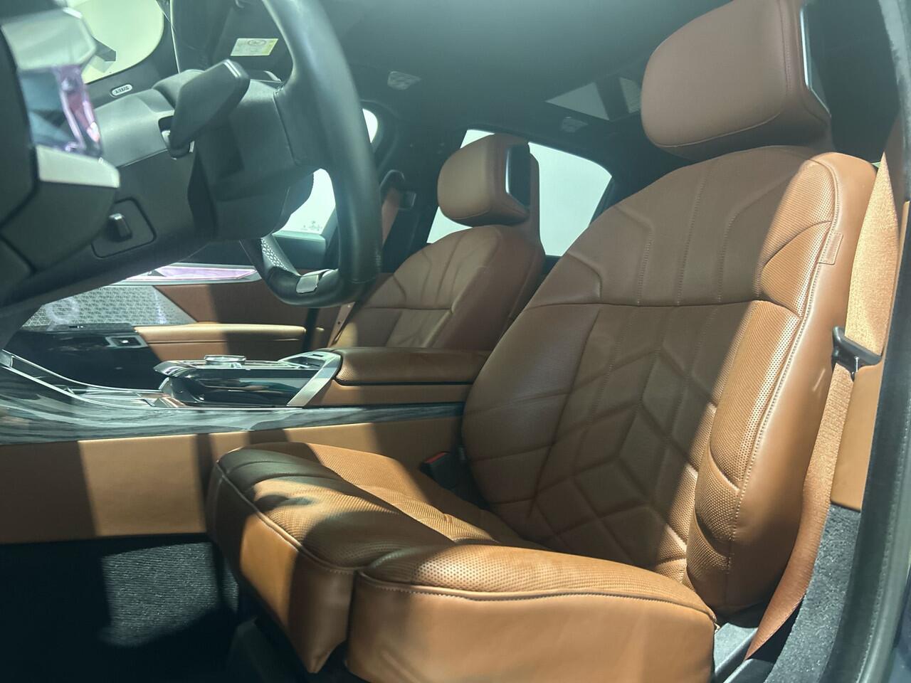 BMW i7 xDrive60 Privilege Edition 106 kWh | Bowers & Wilkins Sound | Driving assistant | Luchtvering | Massagestoelen | Parking assistant