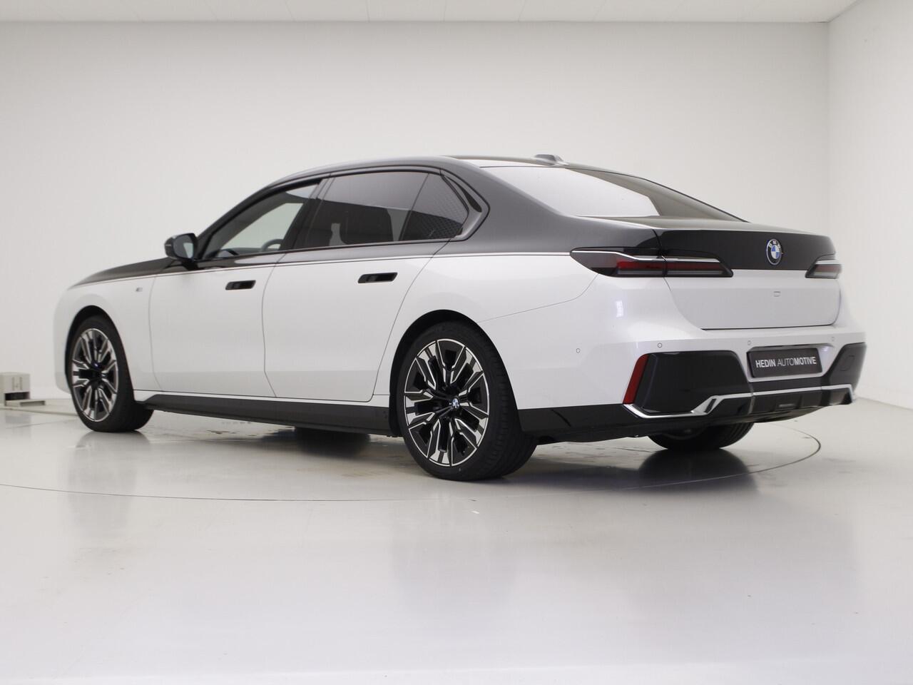 BMW i7 eDrive50 M-Sport | Two Tone Black Wrap | Iconic Glow kristalkoplampen+Grille | Individual interior | Connoisseur Pack | Panorama | Elek. open/sluiten portieren | 21" Individual