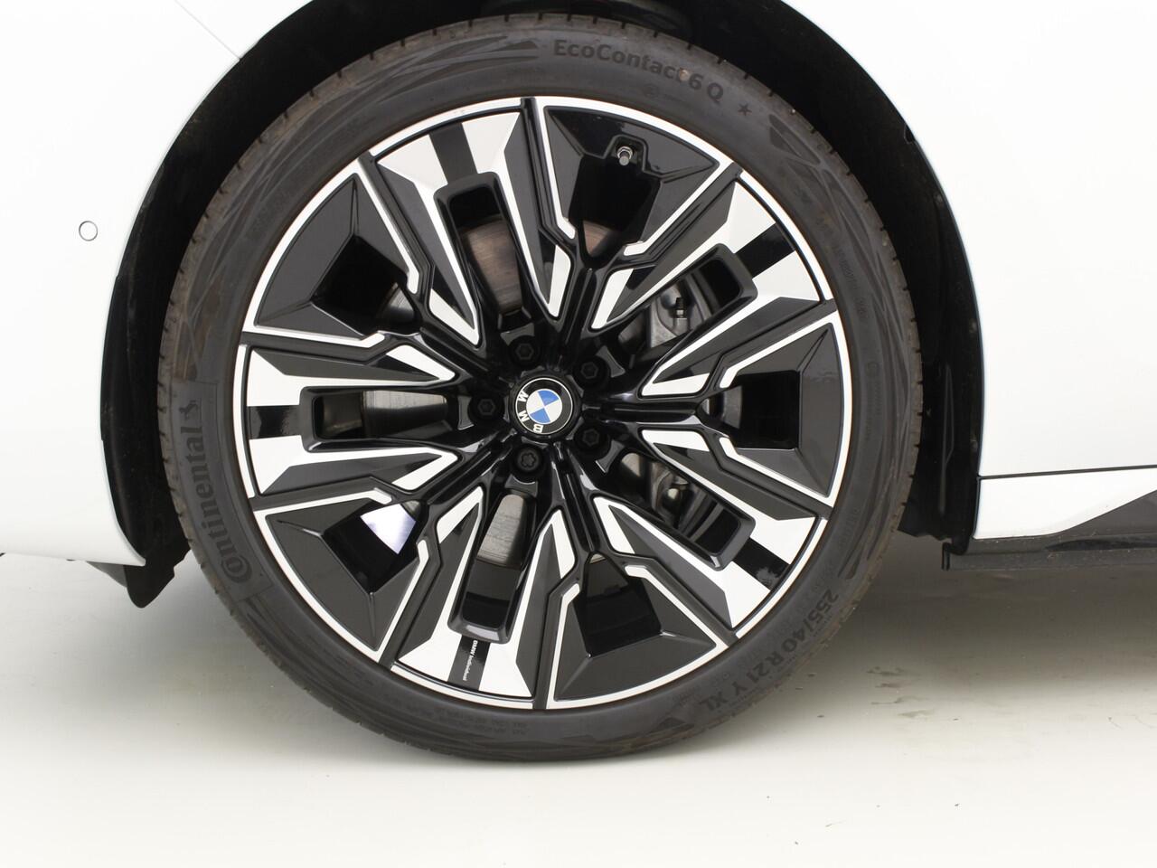 BMW i7 eDrive50 M-Sport | Two Tone Black Wrap | Iconic Glow kristalkoplampen+Grille | Individual interior | Connoisseur Pack | Panorama | Elek. open/sluiten portieren | 21" Individual