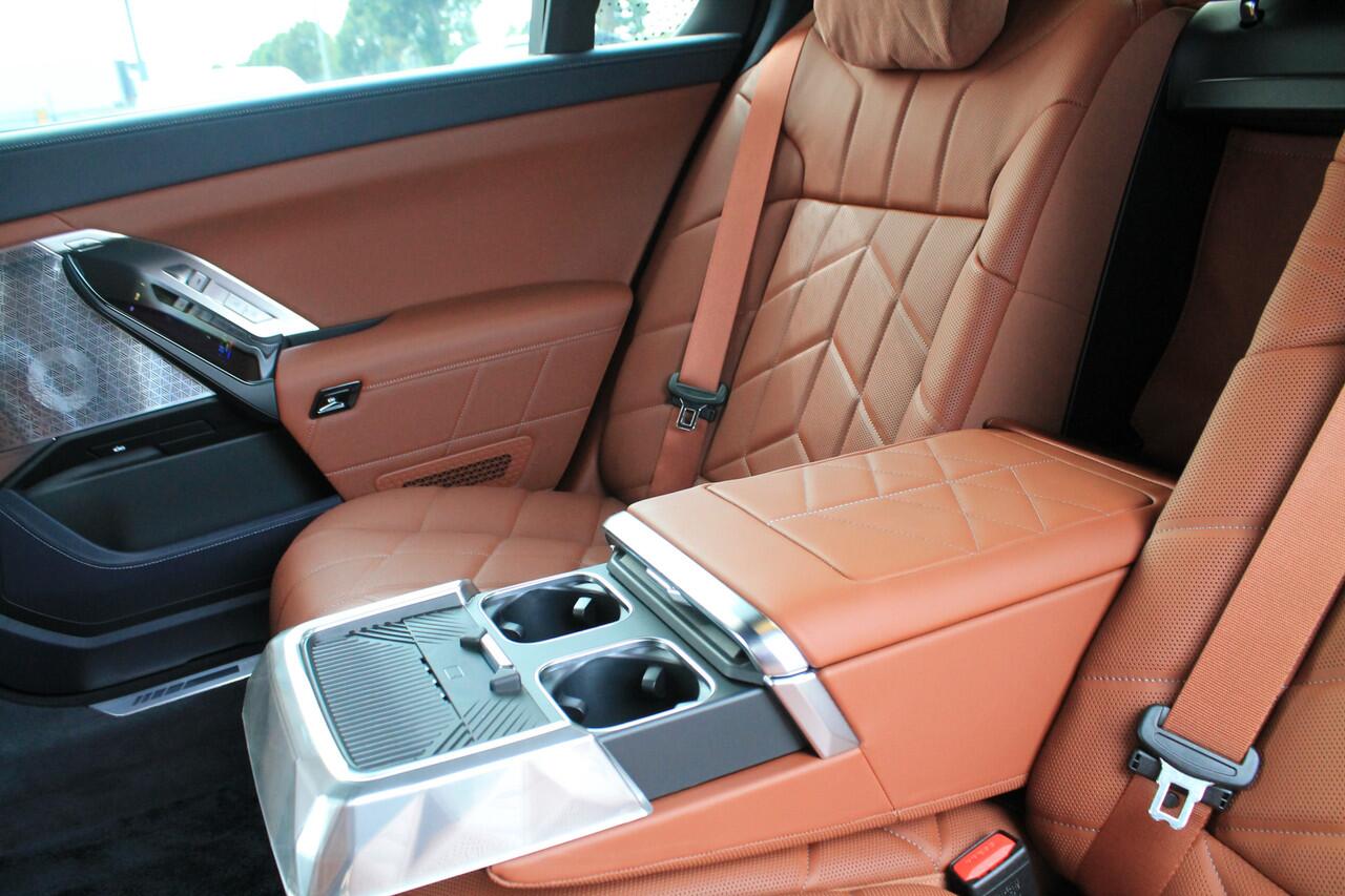 BMW i7 eDrive50 High Executive M Sport / Panoramadak Sky Lounge / Bowers & Wilkins / Massagefunctie / Parking Assistant Professional / Multifunctionele Stoelen / Integral Active Steering