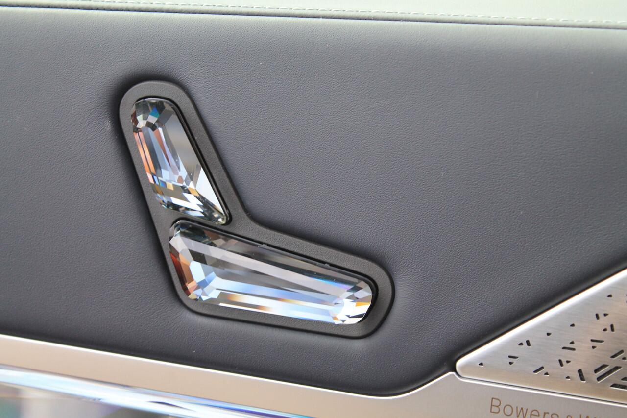 BMW i7 eDrive50 High Executive M Sport / Panoramadak Sky Lounge / Bowers & Wilkins / Massagefunctie / Parking Assistant Professional / Multifunctionele Stoelen / Integral Active Steering