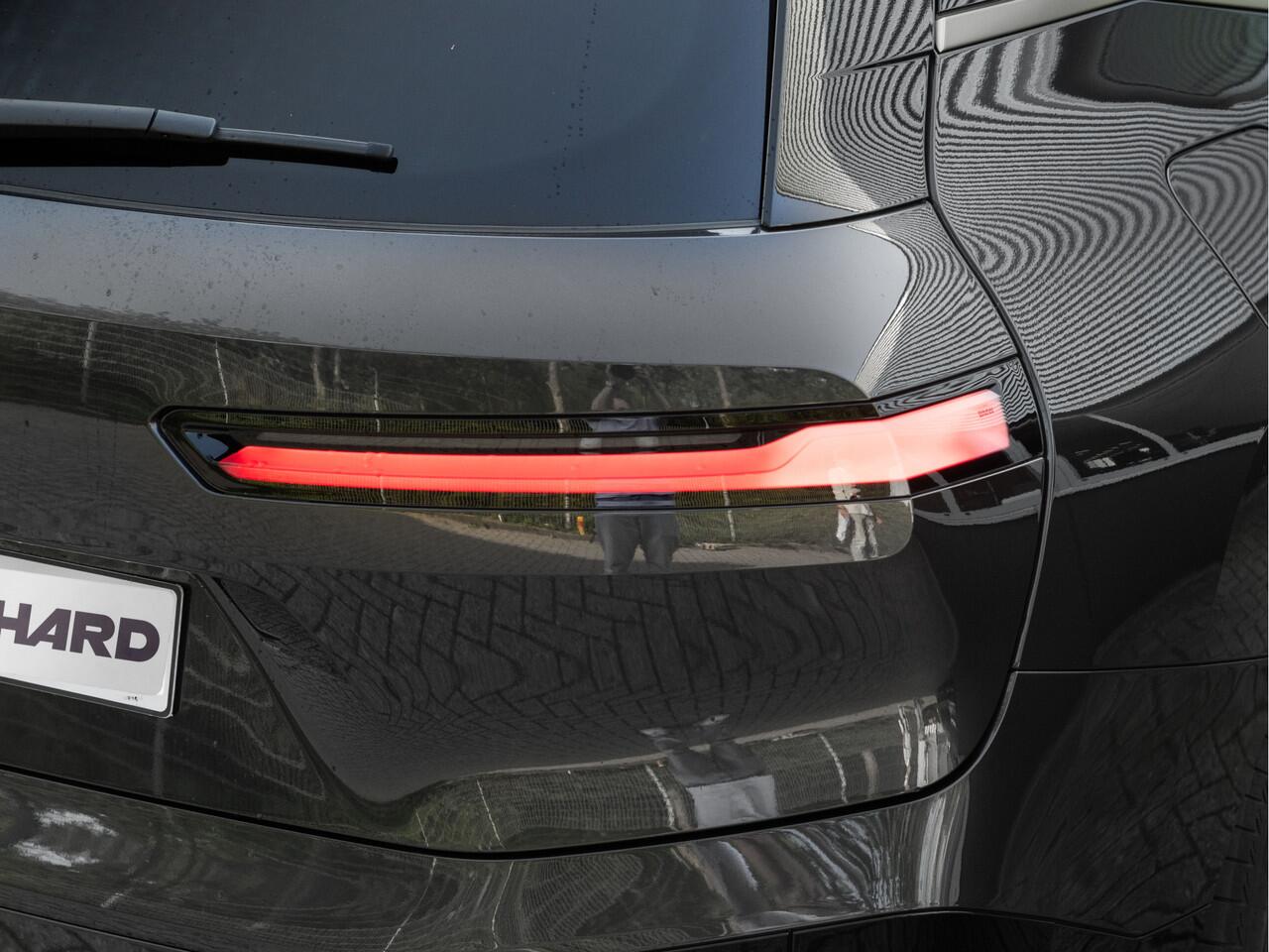 BMW iX xDrive40 - Sportpakket - Pano - Trekhaak - Soft Close - Driving Ass Prof - Lasers