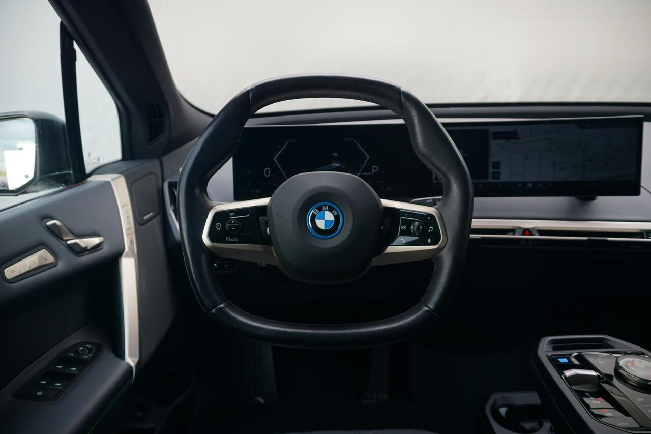 BMW iX xDrive50 M Sport | Trekhaak / Panoramdak / Soft-Close / Stoelventilatie / Warmtecomfortpakket / Driving Assistant Professional / 360 graden Camera's / Harman Kardon