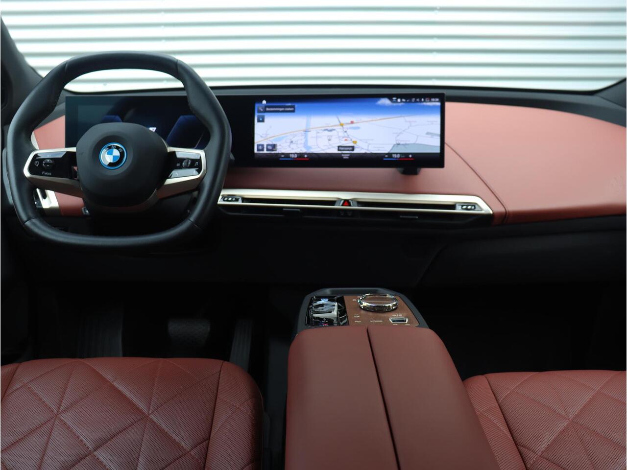 BMW iX xDrive40 | High Executive | Sportpakket | Panodak Skylounge | Driving Assistant Prof. | Soft Close | Parking Assistant Plus | Harman Kardon | 22'' LMV