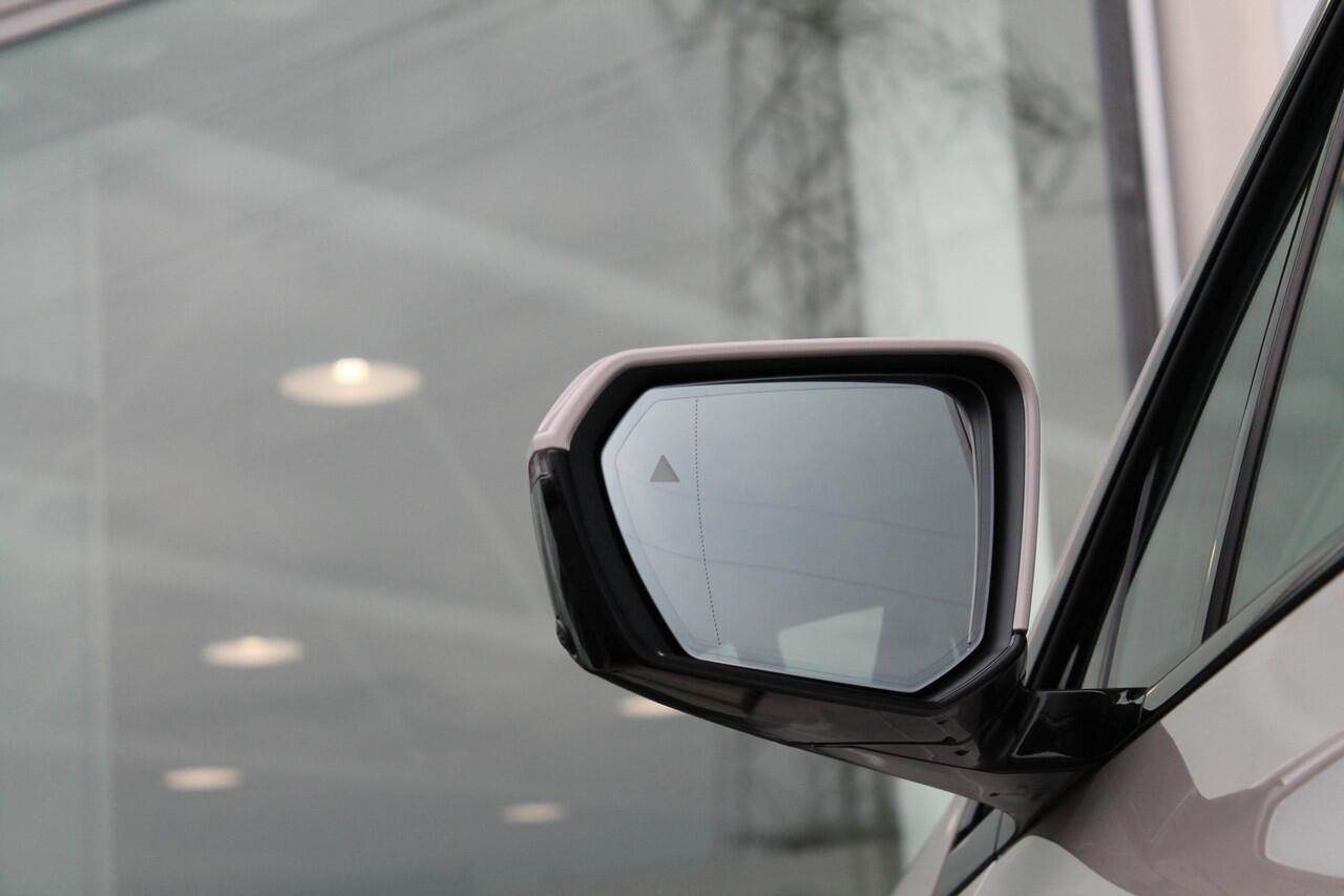 BMW iX xDrive60 M Sport / Panoramadak Sky Lounge / Trekhaak / M Multifunctionele Stoelen / Soft-Close / Bowers & Wilkins / Parking Assistant Professional