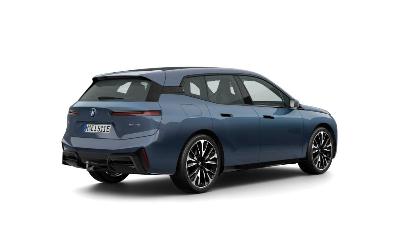 BMW iX xDrive45 | M-Sport Pro | 23'' | Soft-Close | Luchtvering | Panorama. | Driv. + Park. Prof. | Stoelvent. | Harman/Kardon | Trekhaak | Iconic Glow grille | Warmte Comf. voor/achter